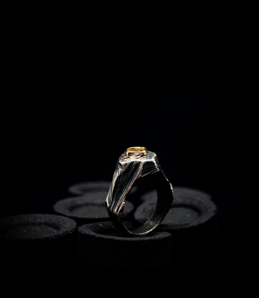 Bague de créateur en or et argent sertie d'un diamant