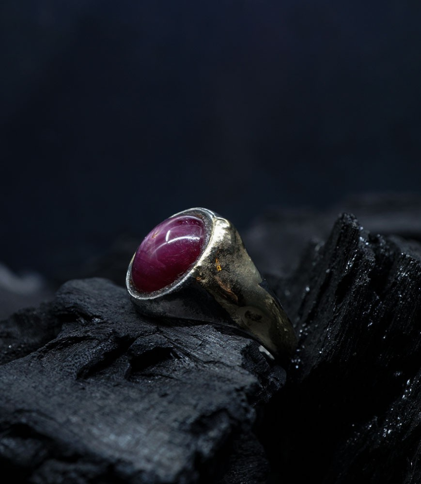 Bague or, argent et rubis étoilé