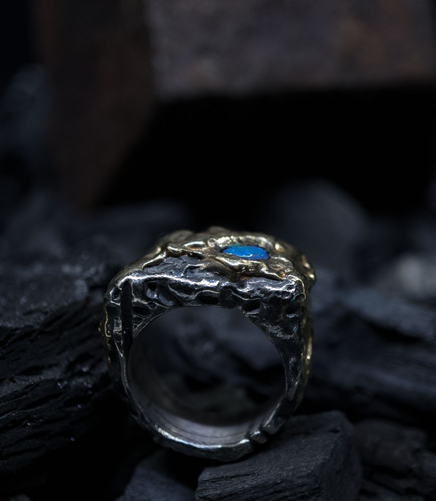 Sertie d'une Opale cette bague en argent massif et or