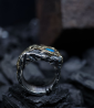 Sertie d'une Opale cette bague en argent massif et or