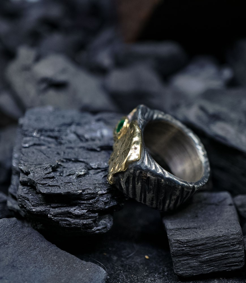 Chevaliere or argent et émeraude création Anthony Barrouyer