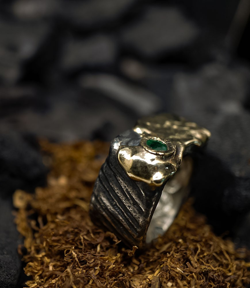 Chevaliere or argent et émeraude création Anthony Barrouyer
