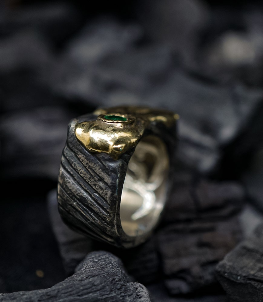 Chevaliere or argent et émeraude création Anthony Barrouyer