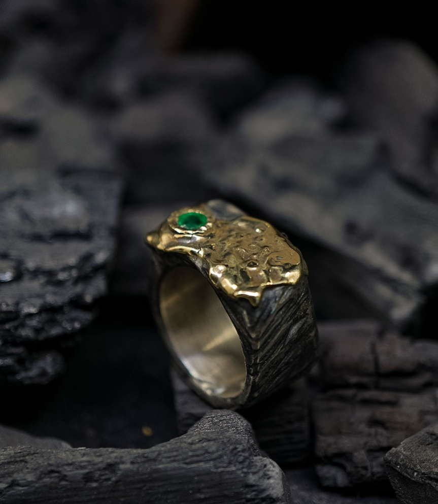 Chevaliere or argent et émeraude création Anthony Barrouyer