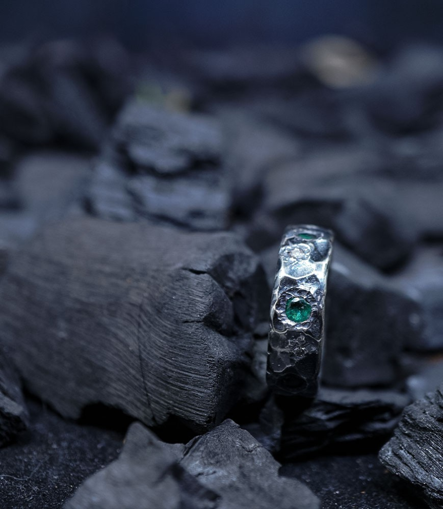 Bague de créateur en argent et pierre précieuse.