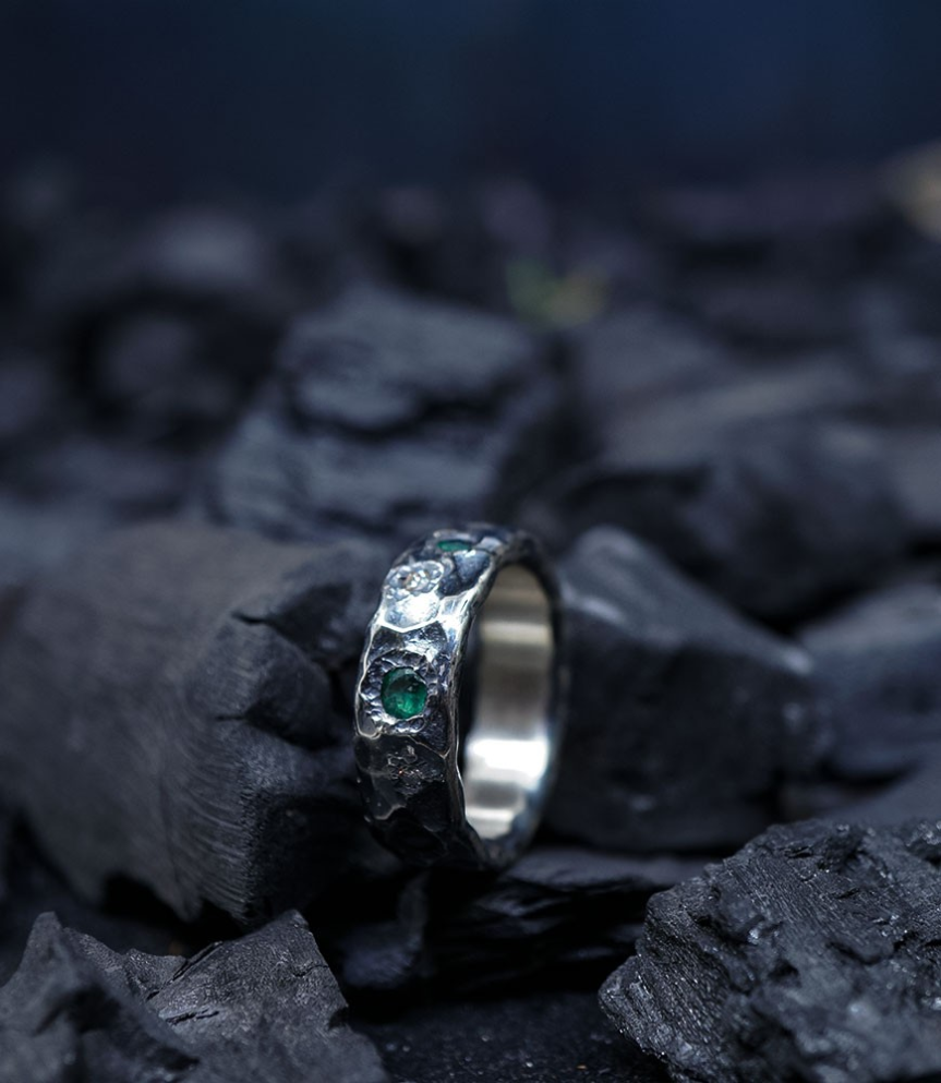 Bague de créateur en argent et pierre précieuse.