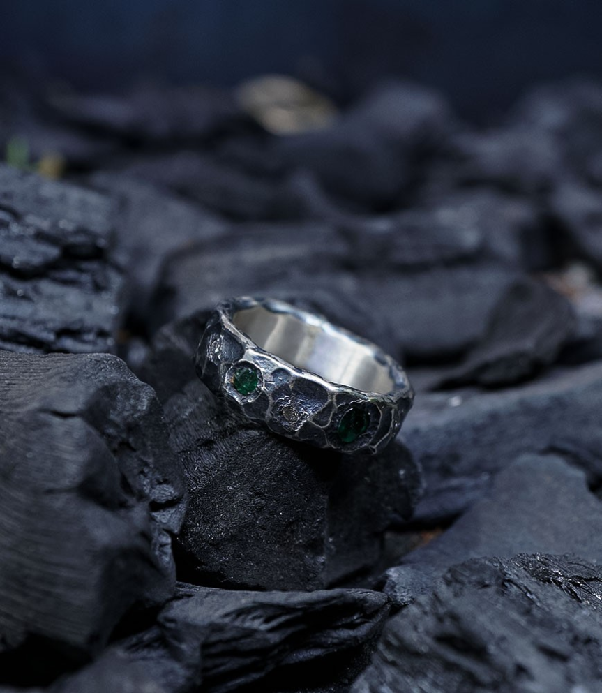 Bague de créateur en argent et pierre précieuse.