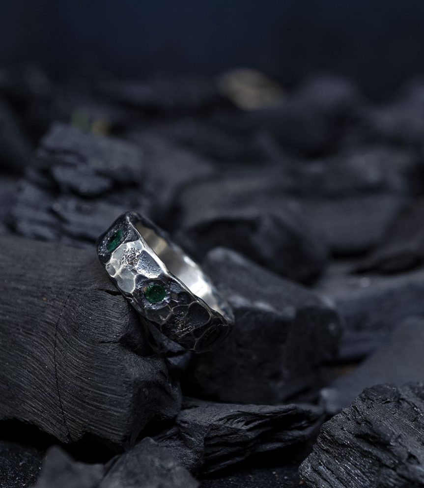 Bague de créateur en argent et pierre précieuse.