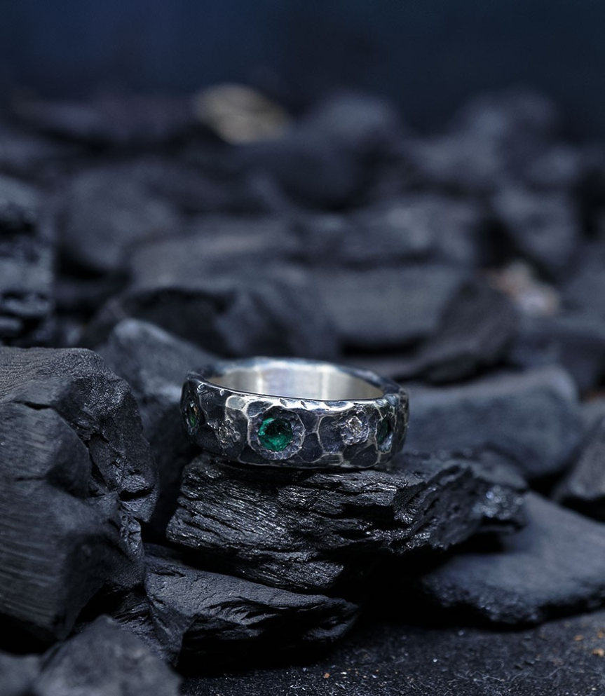 Bague de créateur en argent et pierre précieuse.