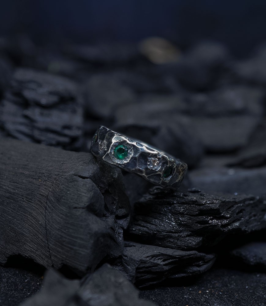 Bague de créateur en argent et pierre précieuse.