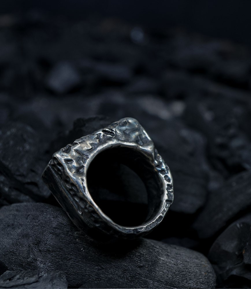 Bague mad lords collections privée créé par anthony barrouyer bijoutier de pere en fils depuis 1858 a carpentras