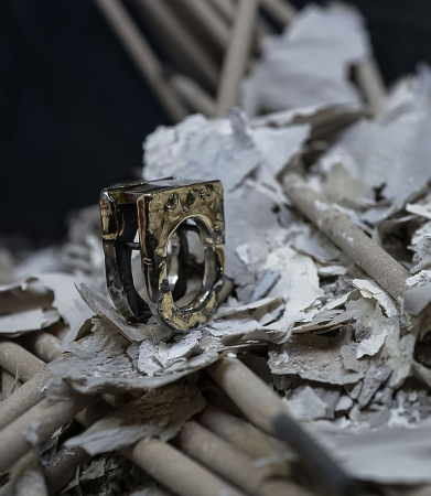 Bague météorite création Anthony Barrouyer en argent et or.