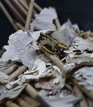 Bague météorite création Anthony Barrouyer en argent et or.