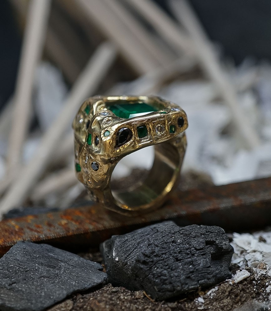 Bague Krazystones: création Anthony Barrouyer sertie d'émeraudes de diamants en or jaune et or blanc.