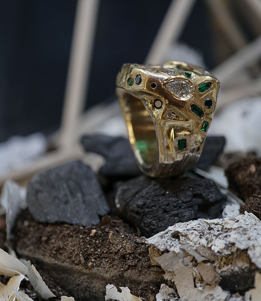 Bague Krazystones: création Anthony Barrouyer sertie d'émeraudes de diamants en or jaune et or blanc.