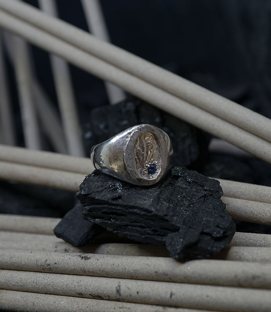 Chevalière en argent et saphir