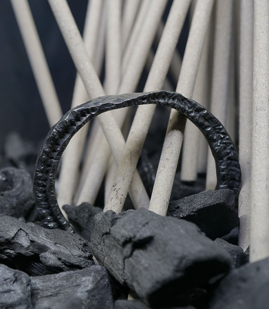 Bracelet brut en argent massif.