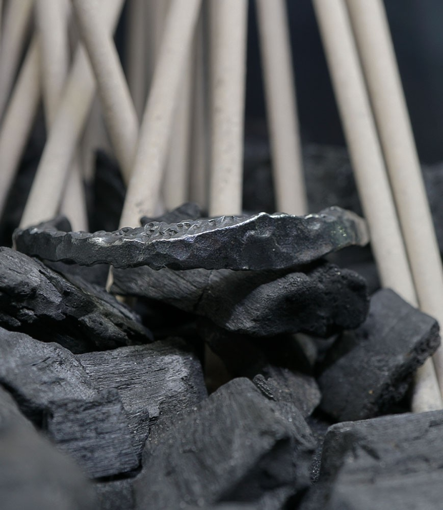 Bracelet brut en argent massif.