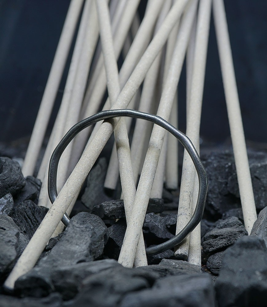 Bracelet brut en argent massif.