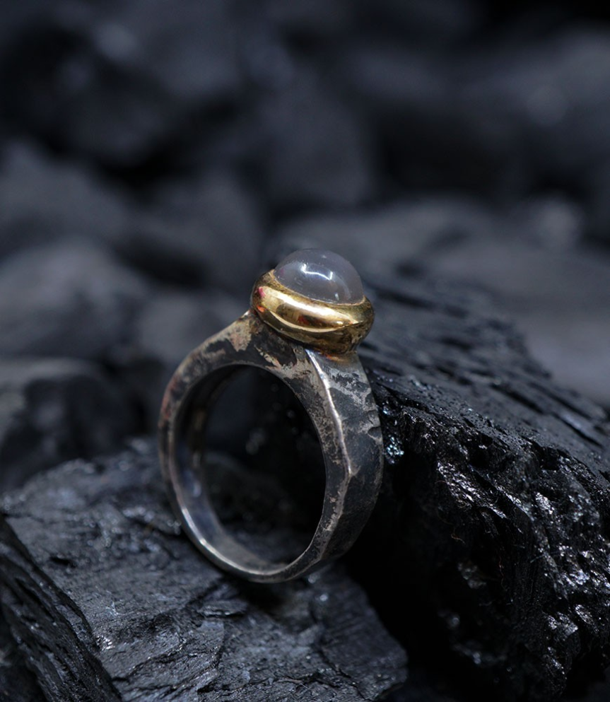 Bague brute en or et argent sertie d'une pierre de lune.