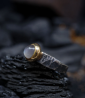 Bague brute en or et argent sertie d'une pierre de lune.