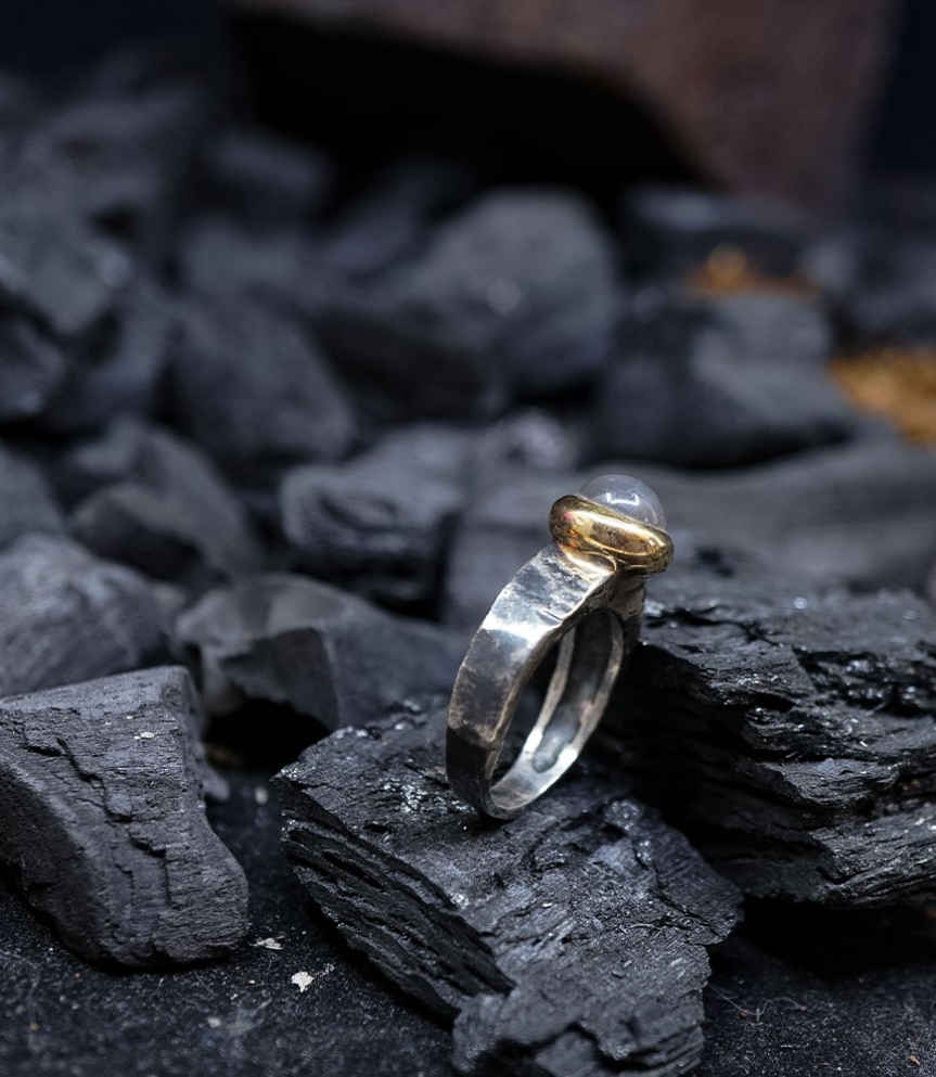 Bague brute en or et argent sertie d'une pierre de lune.