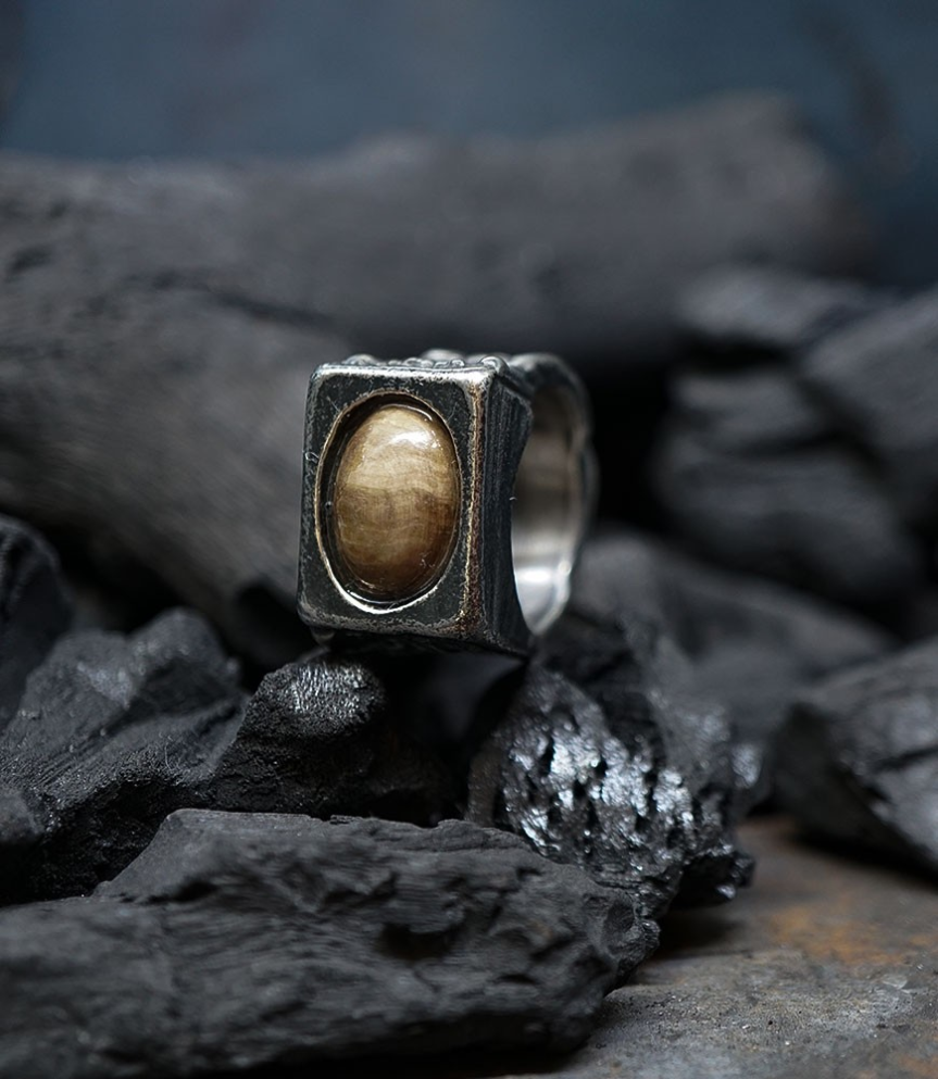 Krazystones ring in silver and fossil