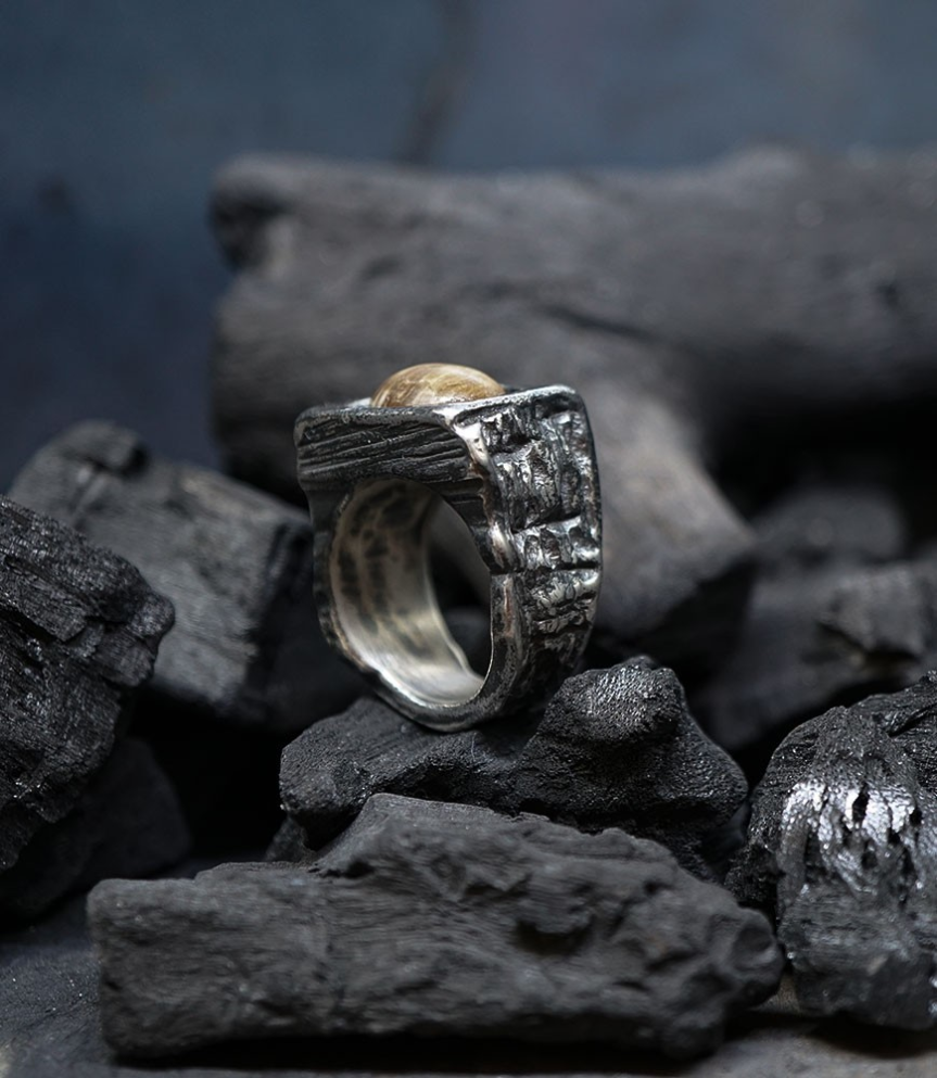 Krazystones ring in silver and fossil