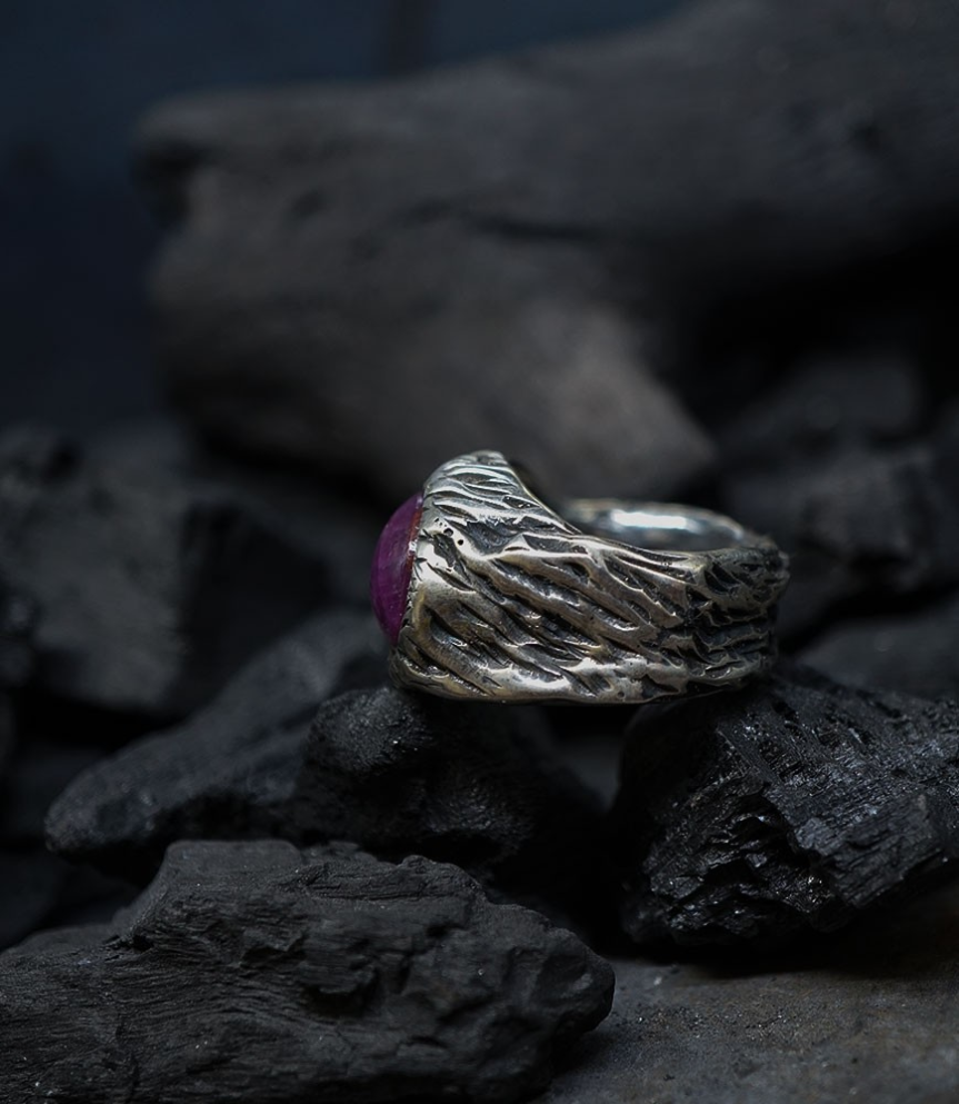 bague en argent et rubis étoilé nouveauté Mad Lords créé par Anthony Barrouyer