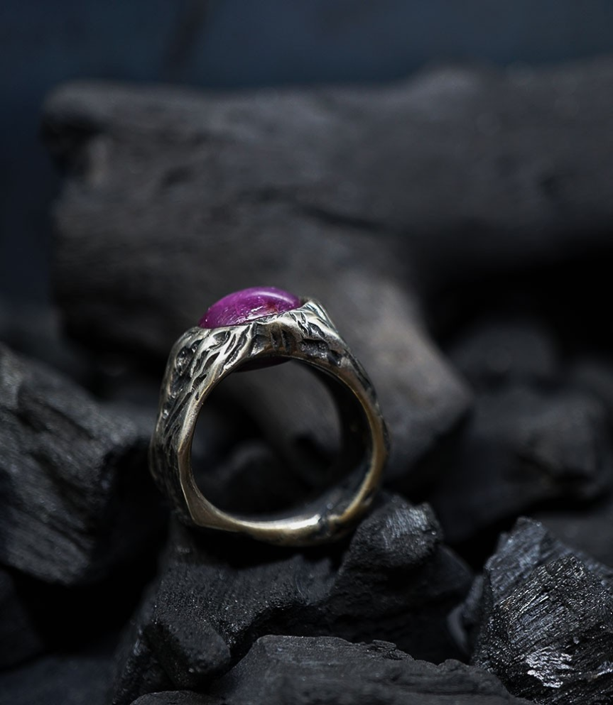 Bague pour homme Krazystones en argent massif et rubis étoilé distribué par Mad Lords a Paris