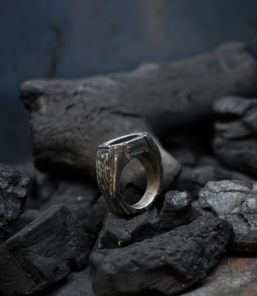 Designer ring in silver and onyx