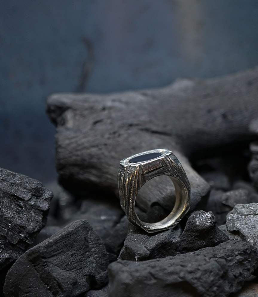 Designer ring in silver and onyx