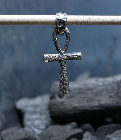 Aujour'huit jai créé cette croix de vie en argent massif.