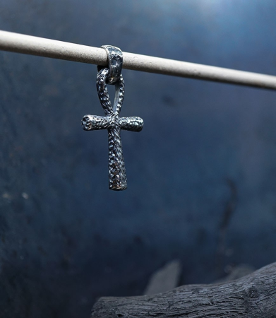 Aujour'huit jai créé cette croix de vie en argent massif.