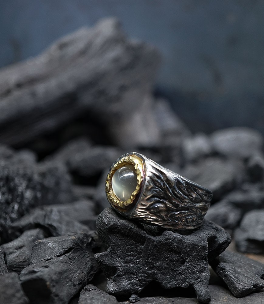 Bague pierre de lune Krazystones en argent et or.