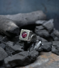 Bague pour homme Krazystones en argent et rubis.