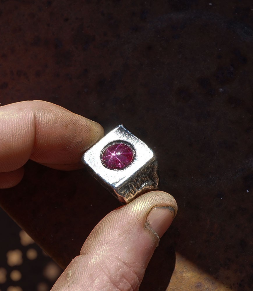 Bague pour homme Krazystones en argent et rubis.