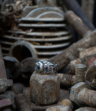 Bague de créateur en argent et saphir.