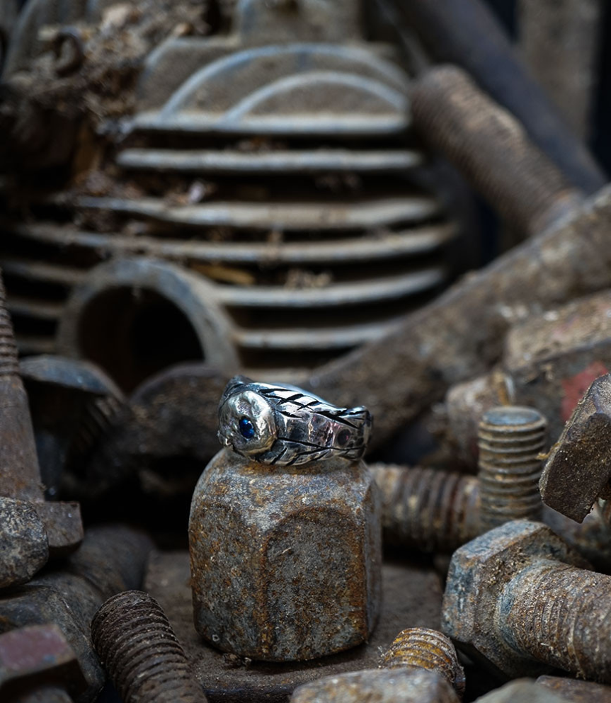 Bague de créateur en argent et saphir.
