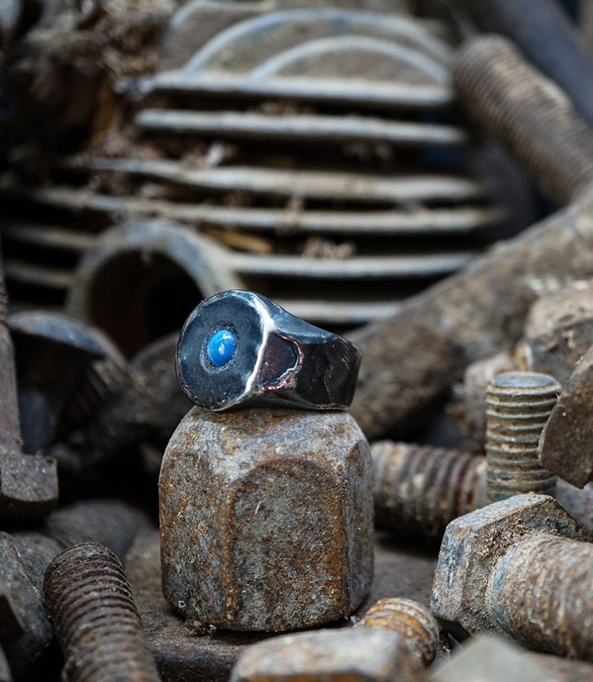 Bague de créateur en argent et saphir.