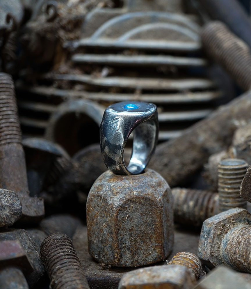 Bague de créateur en argent et saphir.