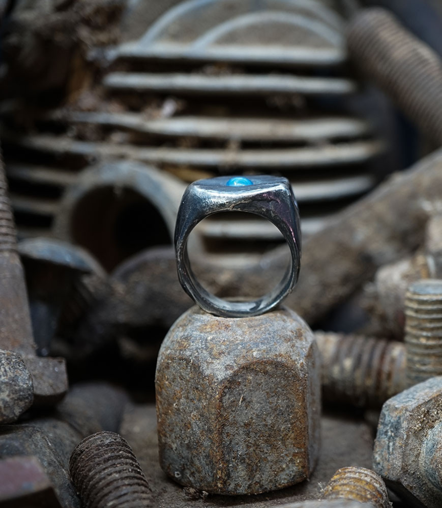 Bague de créateur en argent et saphir.