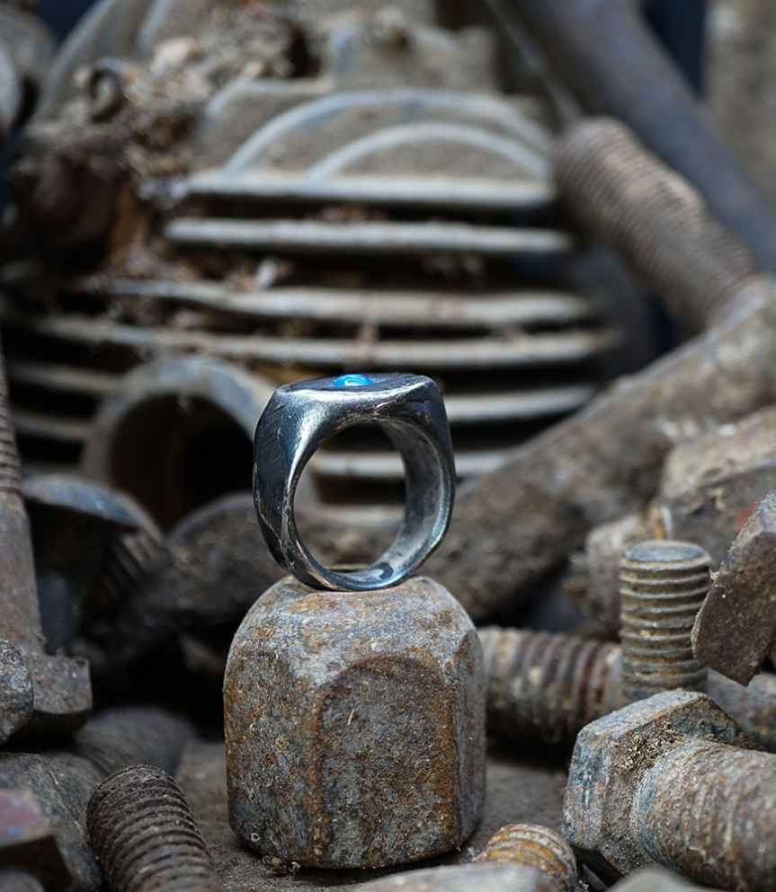 Bague de créateur en argent et saphir.