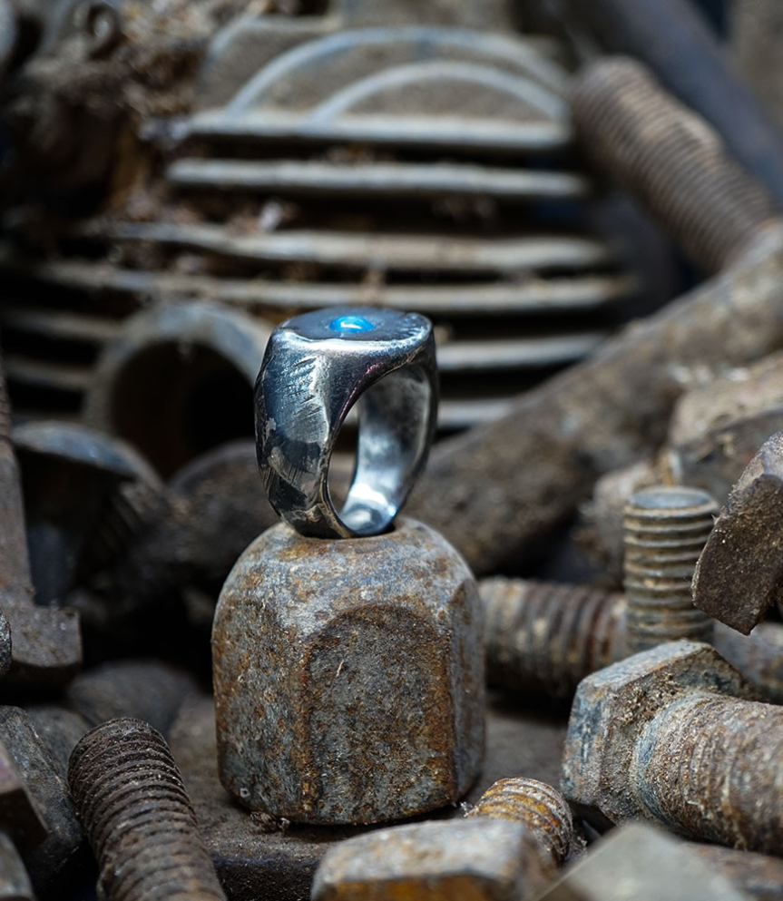 Bague de créateur en argent et saphir.