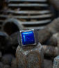 Bage de créateur en argent massif et lapis lazuli.