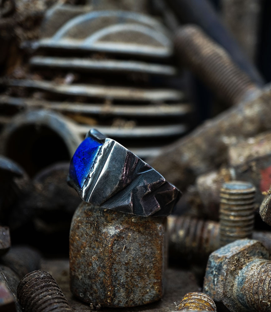 Bague créé par Anthony Barrouyer en argent et lapis lazuli
