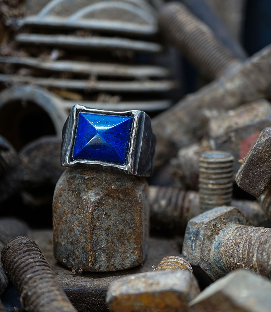 Bague créé par Anthony Barrouyer en argent et lapis lazuli