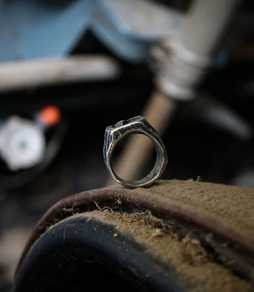 Bague argent et hématite créé par Anthony Barrouyer.