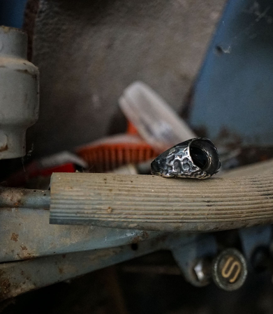 Bague Krazystones en argent et onyx pour homme.