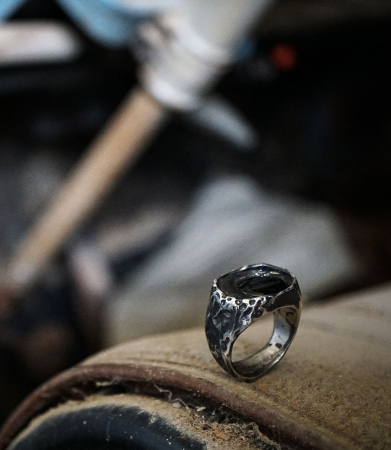 Bague Krazystones en argent et onyx pour homme.